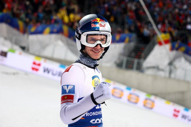 Daniel Tschofenig je vodilni skalalec te sezone smučarskih skokov. FOTO: Kai Pfaffenbach/Reuters