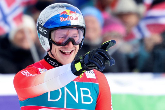 Švicarski zvezdnik Marco Odermatt je že osvojil tri od petih globusov. FOTO: Geir Olsen/Reuters