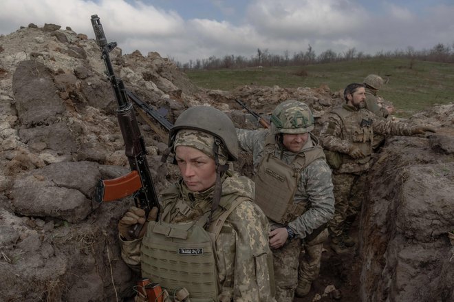 51-letna Natalija, mati treh otrok, ki služi kot bojna zdravnica v 24. mehanizirani brigadi, se je udeležila terenske vaje na neznani lokaciji na vzhodu Ukrajine. Foto: Roman Pilipey/Afp