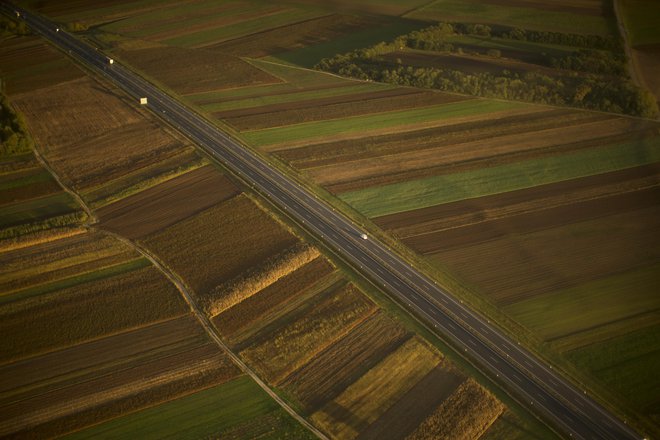 Kmetijska zemljišča je treba zaščititi kot kritično infrastrukturo, saj so ključna za pridelavo hrane in samopreskrbo, zlasti v izrednih razmerah, je na posvetu o krepitvi odpornosti Slovenije povedala kmetijska ministrica Mateja Čalušić. FOTO: Jure Eržen/Delo