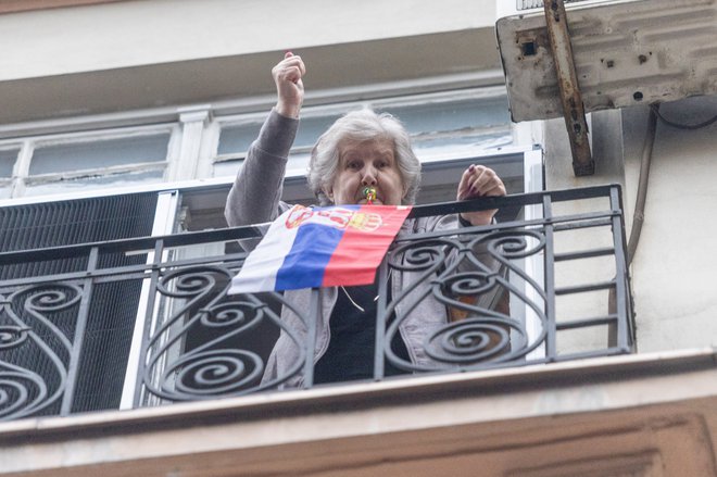 Stari in mladi, ki so v soboto med največjim protestom v zgodovini Srbije napolnili ulice Beograda, niso pregnali oblasti, so pa režim prislili v nove laži, ki so bile hitro razkrinkane. Foto Voranc Vogel