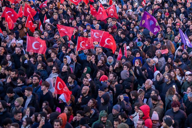 Proti večeru se je množica ljudi pred mestno hišo v Istanbulu občutno povečala. FOTO: Yasin Akgul/Afp