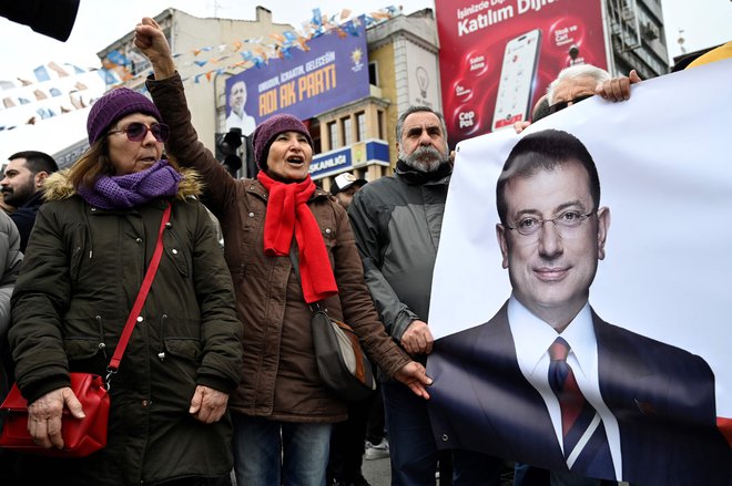 Protest v podporo zaprtemu istanbulskemu županu. FOTO: Kemal Aslan/Afp