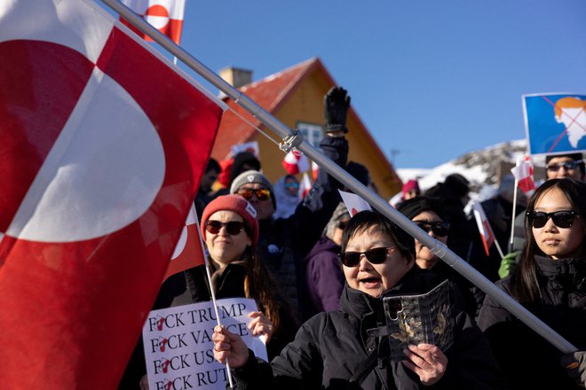 Tako kot si na Danskem in na Grenlandiji pred pol leta niso mogli predstavljati, da bodo zašli v spor s svojo največjo zaveznico, tudi v Sloveniji ne moremo vedeti, kako bo čez pol leta sprejeta naša pripravljenost ali zadržanost do dodatnih vlaganj v obrambo. FOTO Christian Klindt Soelbeck Via Reuters