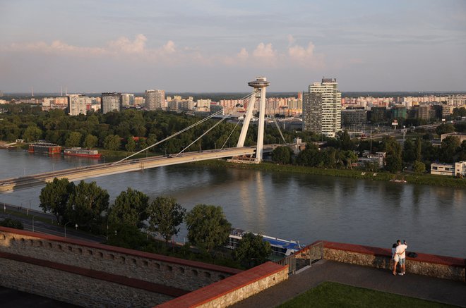 Pogled na Donavo z bratislavskega gradu. Foto Claudia Greco/Reuters