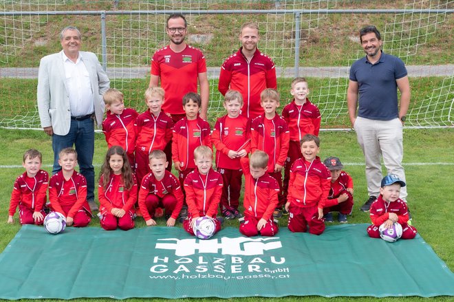 Selekcija U-7 s predstavnikoma glavnega sponzorja društva Franzom Gasserjem (levo) in Fabianom Gasserjem (desno) FOTO: stefanreichmann.com