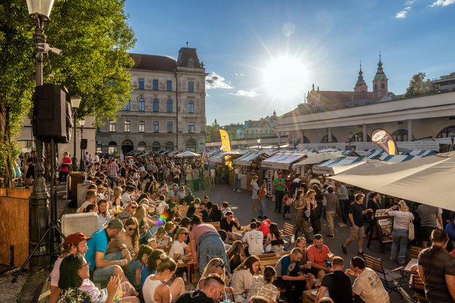 Odprta kuhna privabi tudi številne turiste. FOTO: Andrej Tarfila