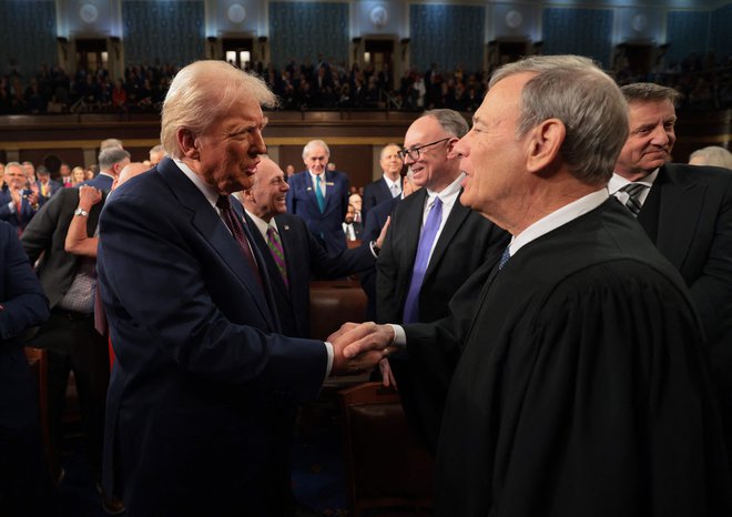 Predsednik vrhovnega sodišča John Roberts (desno) je posvaril, da Trumpovo preganjanje sodnikov ne bi prineslo nič dobrega. FOTO: Win Mcnamee/AFP