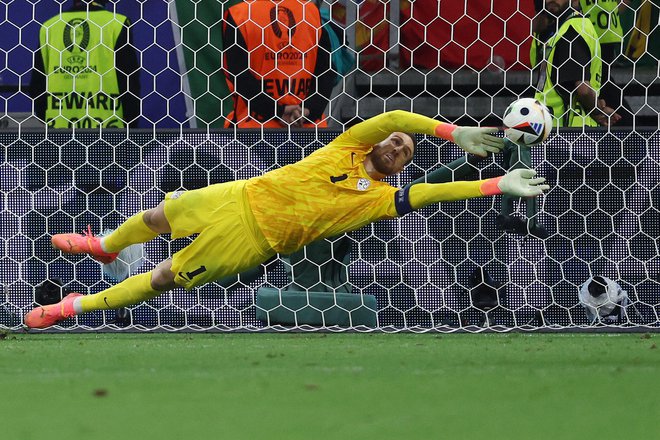 Jan Oblak je bil z odličnimi posredovanji osrednja figura tekme v Bratislavi. Fotografiji Leon Vidic