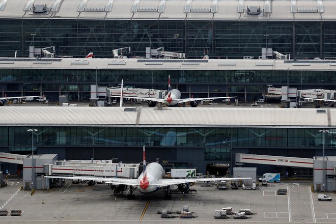 Heathrow je največje letališče v Združenem kraljestvu, skozi njegove terminale je lani potovalo rekordnih 83,9 milijona potnikov. FOTO: Reuters