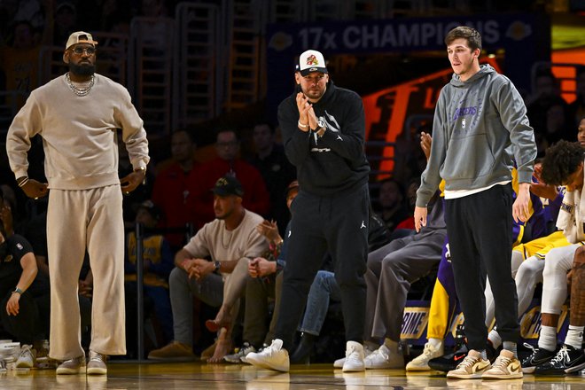 Zvezdniški trojček Los Angeles Lakers LeBron James (levo), Luka Dončić (v sredini) in Austin Reaves je zgolj spremljal dvoboj neenakovrednih tekmecev. FOTO: Jonathan Hui/Imagn Images Via Reuters Connect