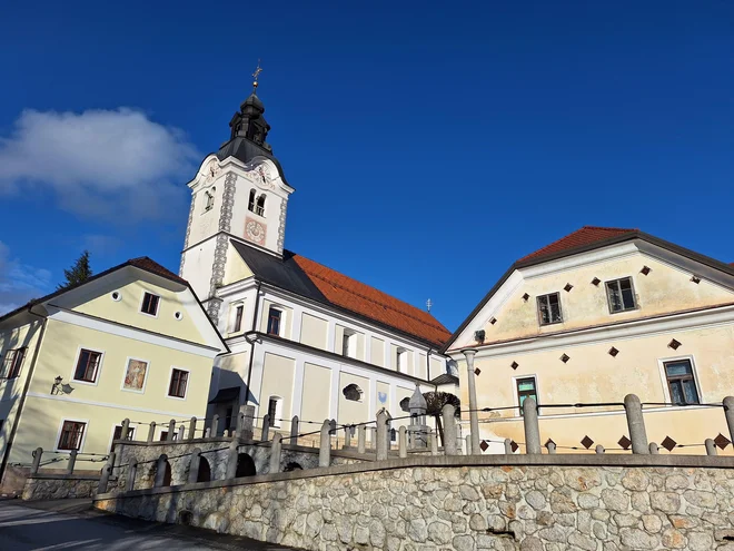 Baročno cerkev sv. Petra je dal leta 1726 postaviti baron Testaferrata. FOTO: Manca Jagodic