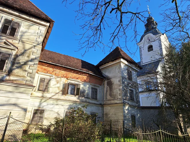 Šmidova graščina iz 15. stoletja je bila med drugo svetovno vojno požgana in nikoli v celoti obnovljena. FOTO: Manca Jagodic