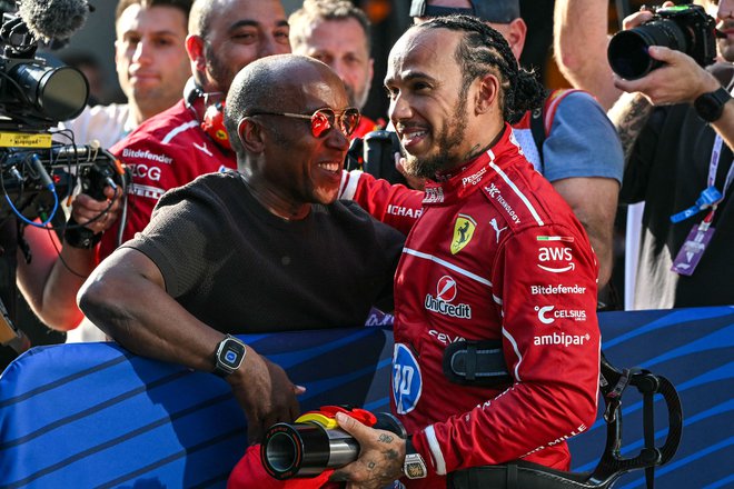 Po smoli na prvi preizkušnji svetovnega prvensta v formuli 1 je Lewis Hamilton (desno) z najhitrejšim krogom in najboljšim startnim položajem za sprintersko dirko močno dvignil razpoloženje v moštvu Ferrarija. FOTO: Greg Baker/AFP