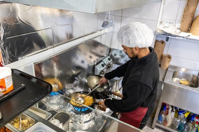 Inšpektorat je v preteklosti obravnavali predvsem tujce, ki prihajajo z območja nekdanje skupne države, zdaj se povečuje število azijskih delavcev. FOTO: Črt Piksi