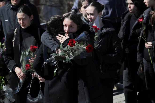 Pretreseni prebivalci Kočanov v Severni Makedoniji, kjer se je v nočnem klubu zgodila tragedija FOTO: Valdrin Xhemaj/Reuters