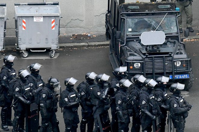 Glede na pričanja protestnikov je bil zvočni top pritrjen na policijsko vozilo. FOTO: Stringer/AFP