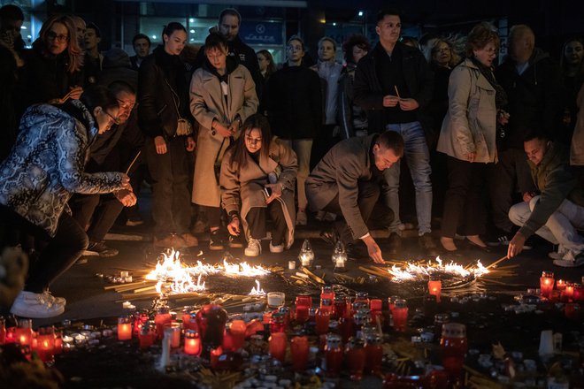 Slovesnost v spomin žrtvam, ki so življenja izgubile v nesreči železniške postaje v Novem Sadu. FOTO: Marko Djurica/Reuters