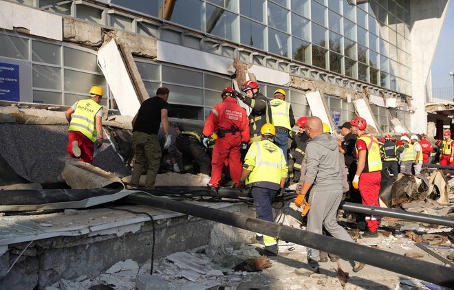 Reševalci na železniški postaji v Novem Sadu, kjer se je 1. novembra 2024 zrušila streha. FOTO: Srbsko ministrstvo za notranje zadeve/Reuters