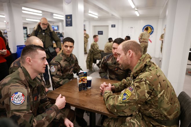 V ospredju obiska nista bili le vojaška oprema in geopolitika. Princ je veliko časa posvetil tudi psihološkemu počutju vojakov. FOTO: Ian Vogler/Reuters