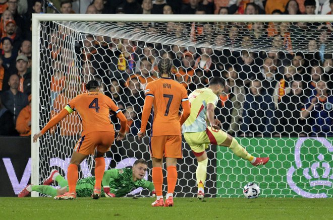 Mikel Merino je v Rotterdamu za Španijo izenačil v izdihljajih tekme. FOTO: Fabian Bimmer/Reuters