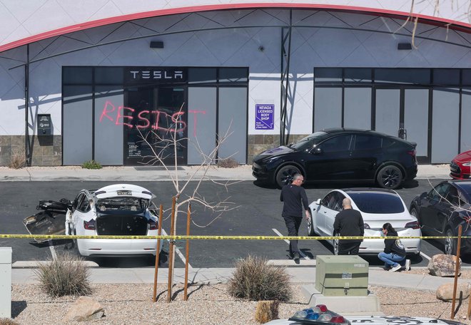 V Las Vegasu so preiskovali domnevni požig več vozil v servisnem centru Tesla, na vhodnih vratih pa je izstopal rdeč napis »OPOR« (angl. »RESIST«), še piše Guardian. FOTO: Ethan Miller/AFP