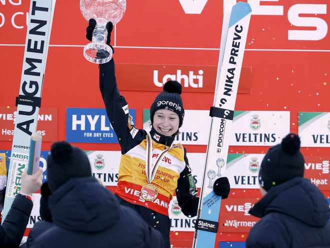 Nika Prevc je ubranila veliki kristalni globus. FOTO: Pepe Korteniemi/AFP