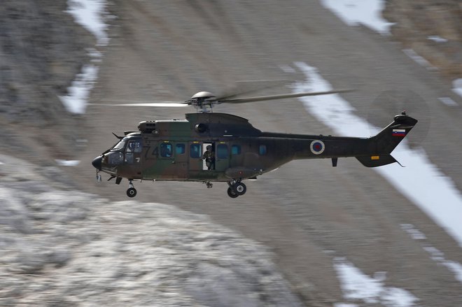 Helikopter Cougar pred Triglavskim ledenikom. Foto: Dokumentacija Dela