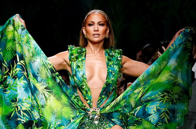 Na modni reviji Versace septembra 2019 v Milanu je Jennifer Lopez nastopila v nekoliko spremenjeni različici prvotne obleke džungla. FOTO: Alessandro Garofalo Reuters