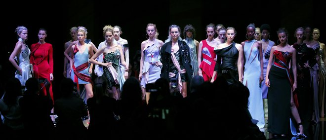 Modna revija Haute Couture jesen/zima 2016-2017 za Atelier Versace v Parizu. FOTO: Reuters