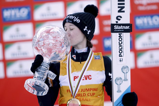 Nika Prevc je v šampionskem slogu ubranila veliki kristalni globus. FOTO: Pepe Korteniemi/AFP