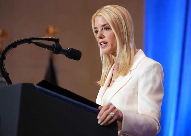 Pravosodna ministrica Pam Bondi namerava zelo kaznovati požigalce tesel. Foto: Andrew Harnik Getty Images Via Afp