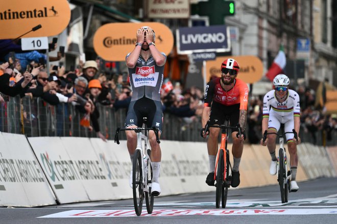 Mathieu Van der Poel je prvi začel s sprintom, Filippo Ganna in Tadej Pogačar sta bila nemočna. FOTO: Marco Bertorello Afp