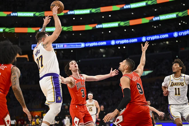 Luka Dončić je vnovič zadeval kot za stavo. FOTO: Jonathan Hui/Reuters