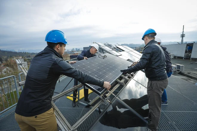 Za varnost sončne elektrarne je ključna strokovna izvedba. FOTO: Jože Suhadolnik/Delo