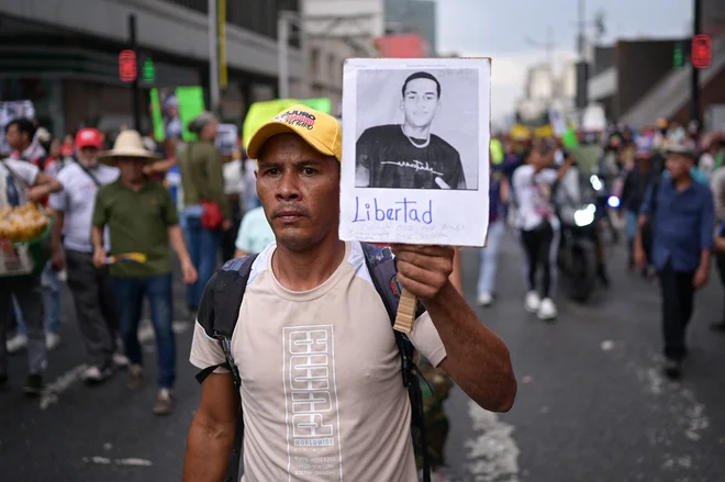 Zdaj se je s Trumpom za sprejem svojih državljanov, članov mafijskih združb, sporazumela tudi Venezuela, ki morda noče, da bi jih še naprej pošiljali v zloglasni zapor v Salvadorju. Foto: Gaby Oraa/Reuters