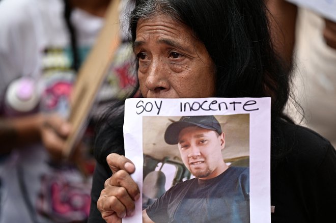 Družonski člani Venezuelcev, deportiranih v Salvador, protestirajo. Foto: Gaby Oraa/Reuters