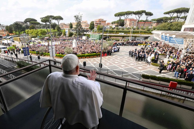 Okoli tri tisoč vernikov, ki so se zbrali pred rimsko bolnišnico Gemelli, je vzklikalo: Francesco, Francesco, radi te imamo! Tukaj smo zaradi tebe! FOTO:  Handout/Afp