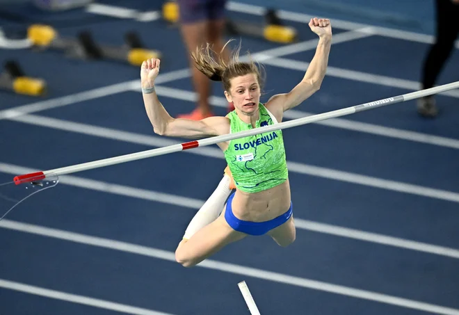 Tina Šutej je na dvoranskem svetovnem prvenstvu srebrno preletela letvico. FOTO: Dylan Martinez/Reuters