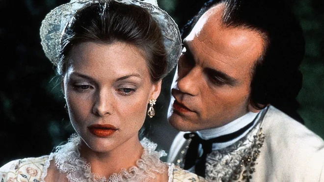 »Kadar je družba najbolj puritanska navzven, skriva največje sence in temo.« John Malkovich in Michelle Pfeiffer v filmu Nevarna razmerja. ZDA. 1988 FOTO: Press Release