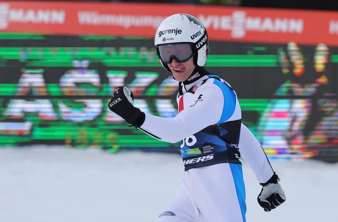 Peter Prevc je v sezoni 2015/16 z odličnimi skoki zaslužil največ med vsemi v karavani. FOTO: Dejan Javornik