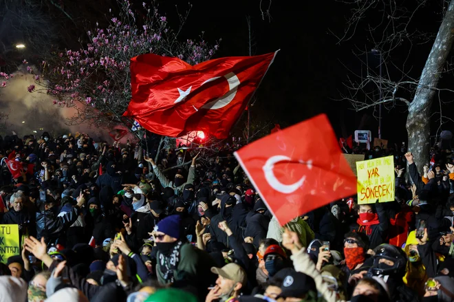 Kljub ukrepom vladajoče politike protesti vztrajajo – včeraj so se v Istanbulu znova zbrale množice, med njimi številni mladi, sindikalisti in člani opozicijskih strank. FOTO: Murad Sezer/Reuters